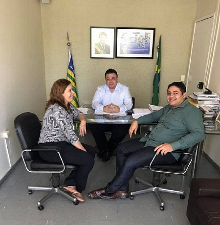 Daniel Cruz solicitando o benefício junto ao secretário Gessivaldo Isaias